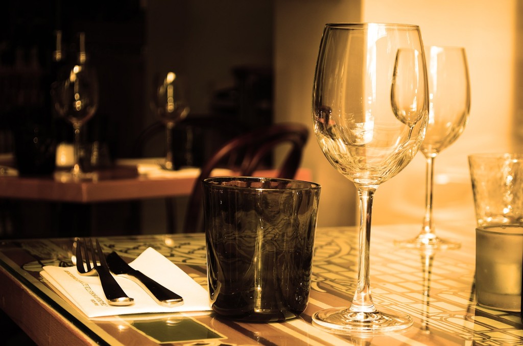 table_and_wine_glass_206343